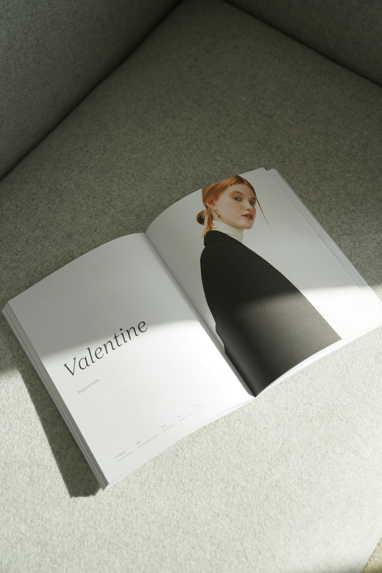 Un magazine imprimé ouvert sur une double page